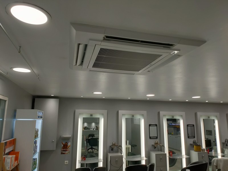 Installation de climatisation de type cassette 900 X900 de marque Mitsubishi pour un salon de coiffure à Lambesc. 