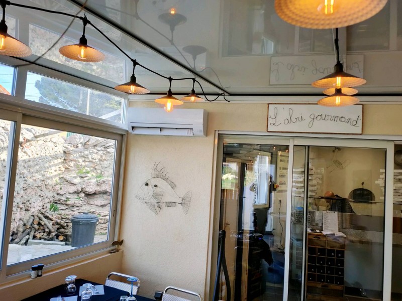 Mise en place d'éclairage et d'une climatisation réversible au restaurant l'abri gourmand sur le port de Carro